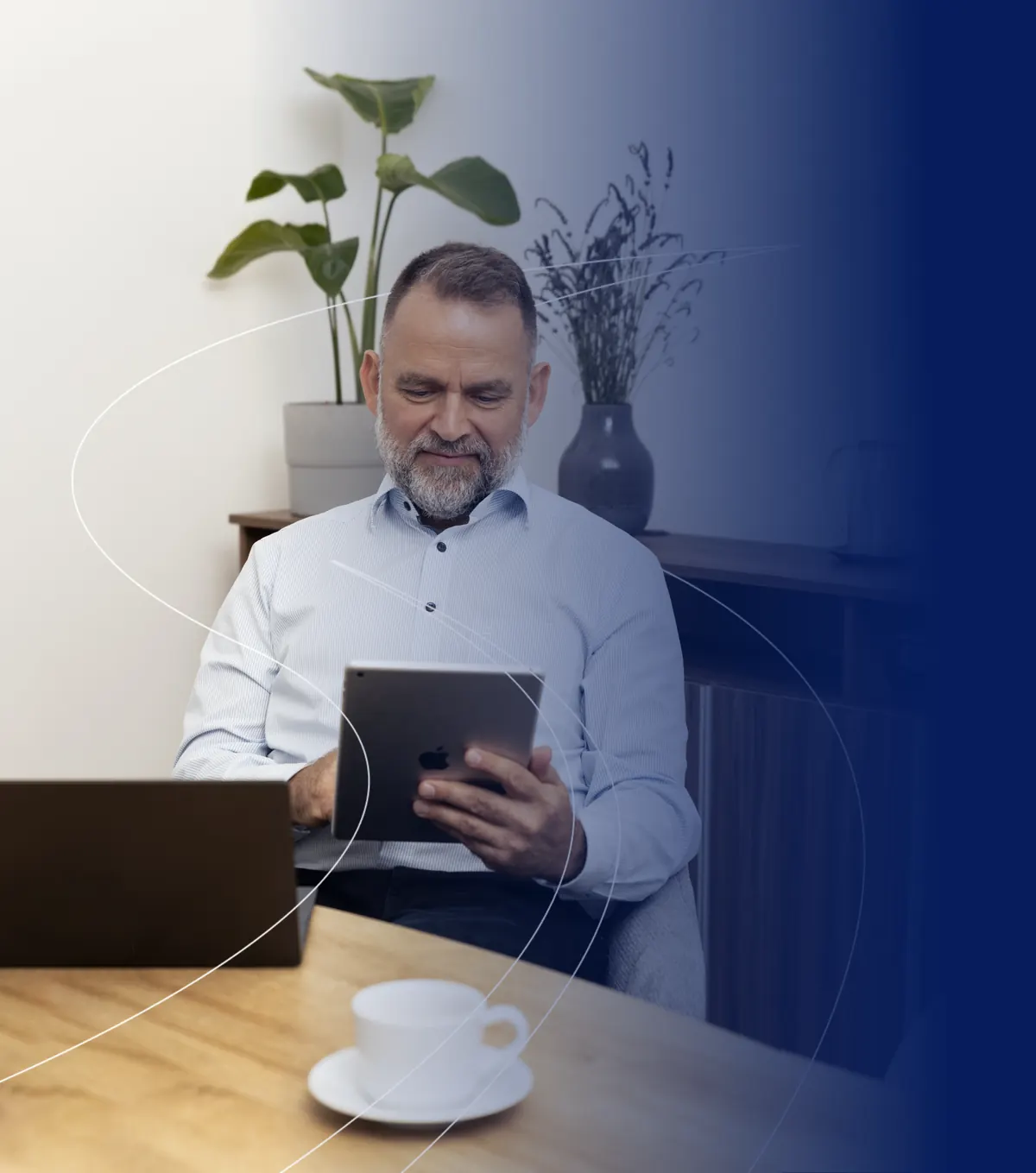 Fehér Botond egy tablet felett