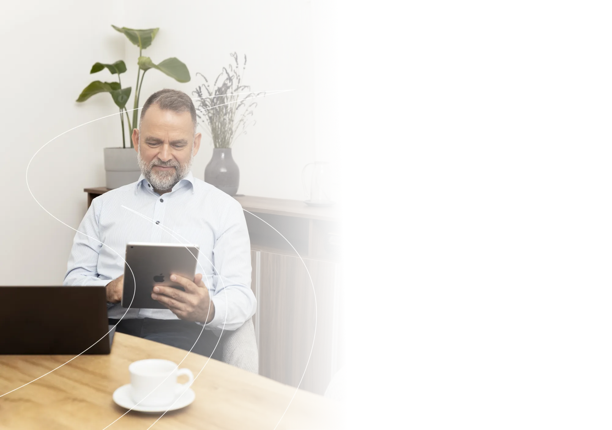 Fehér Botond egy tablet felett